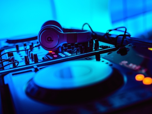 Наушники и диджейская установка в клубе