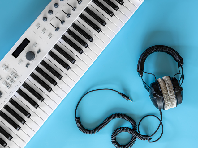 Наушники на голубом фоне с синтезатором