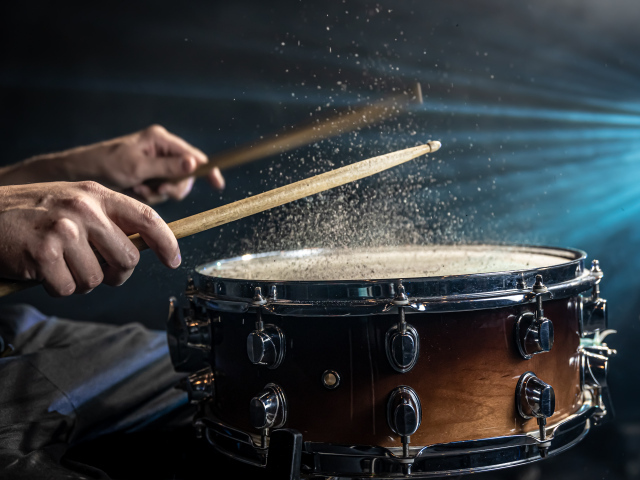 Мужчина играет на барабане 