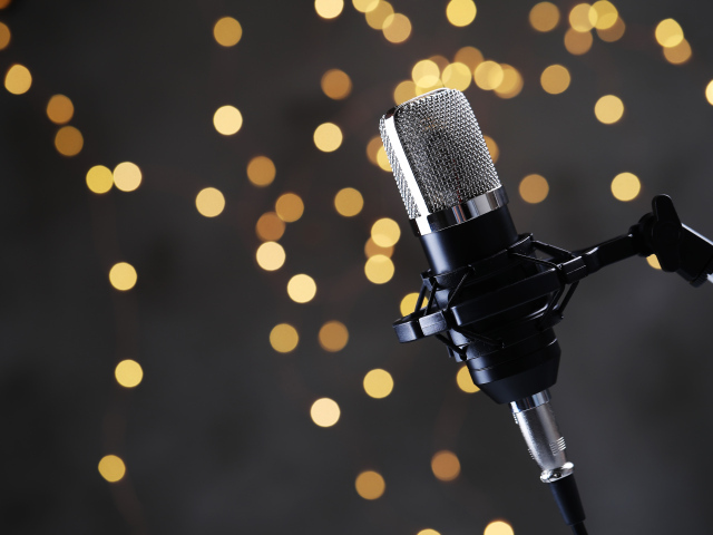 Ретро микрофон на фоне лампочек 