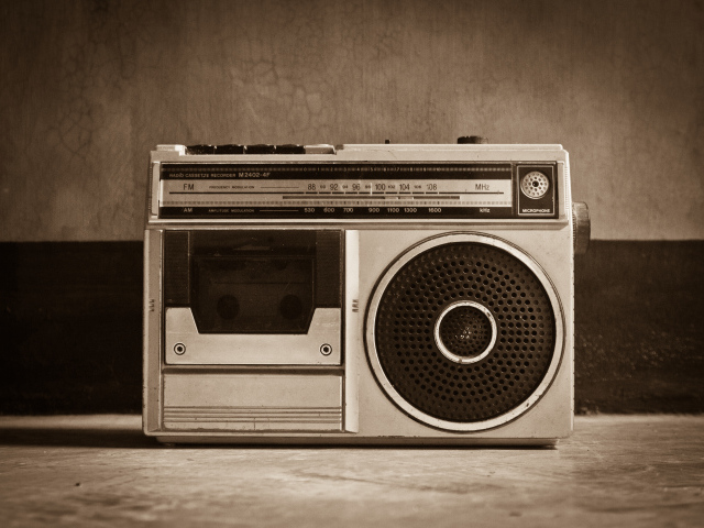 Ретро радио на столе у стены