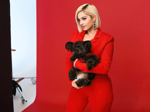 Певица Биби Рекса   с собакой в руках