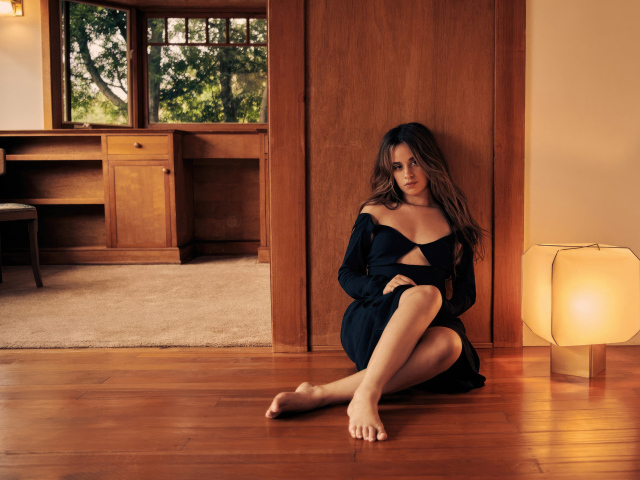 Певица Камила Кабельо сидит на полу у стены