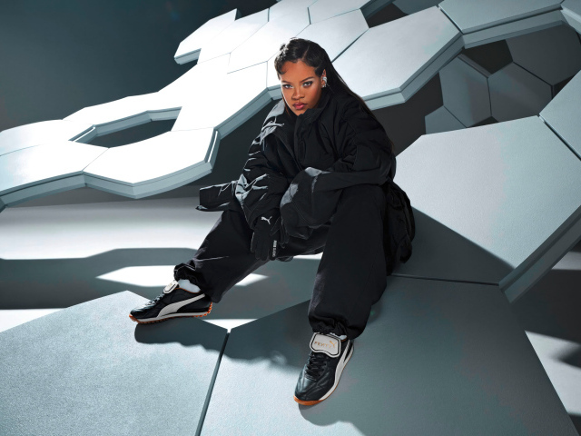 Певица Рианна в черном спортивном костюме
