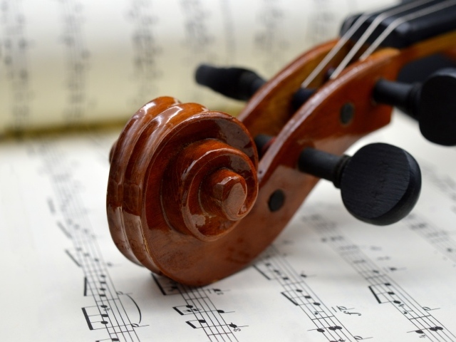 Скрипка с нотами крупным планом