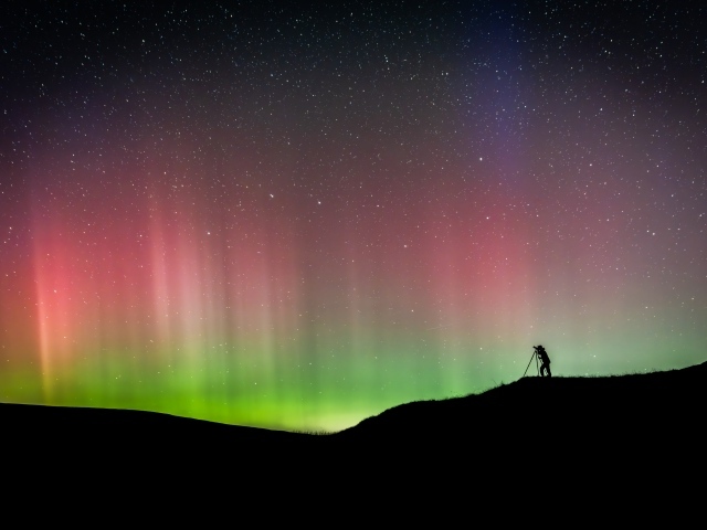 Красивое разноцветное полярное сияние в звездном небе
