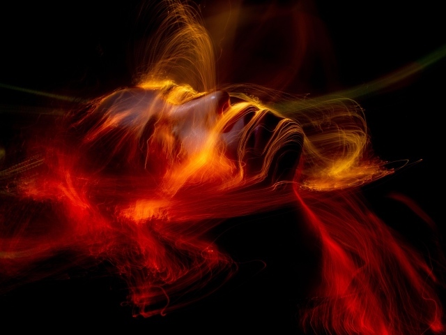 Размытые искры красного огня на черном фоне