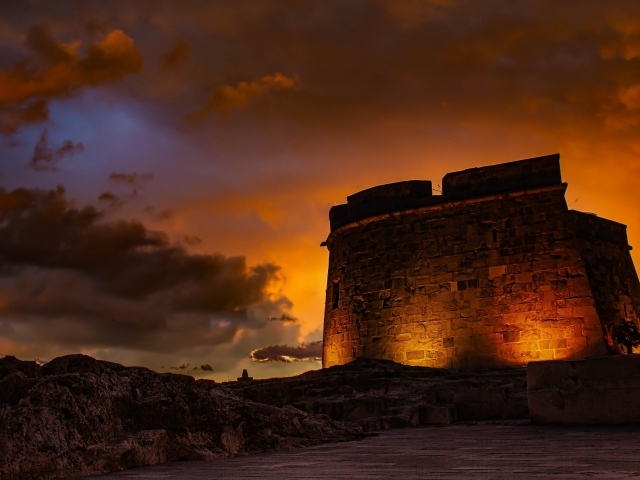 Старая крепость в свете фонарей ночью