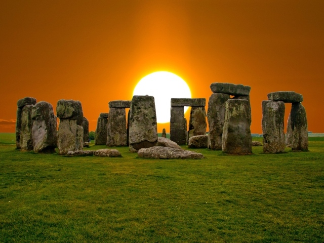 Каменное сооружение Стоунхендж на фоне солнца