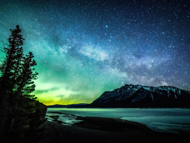 Необычное звездное небо с зеленым полярным сиянием