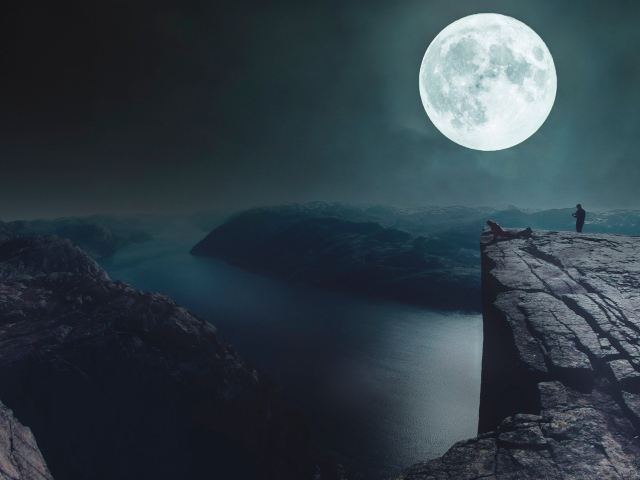 Вид на большую луну с края утеса