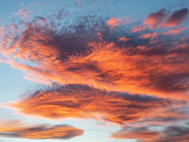 Красные облака в голубом небе