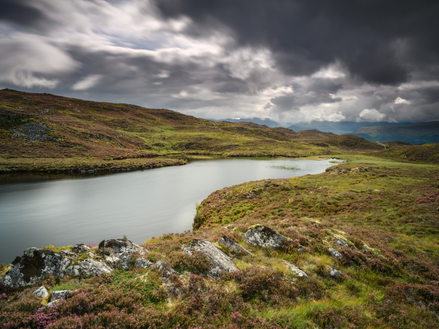 Густые грозовые облака над рекой 
