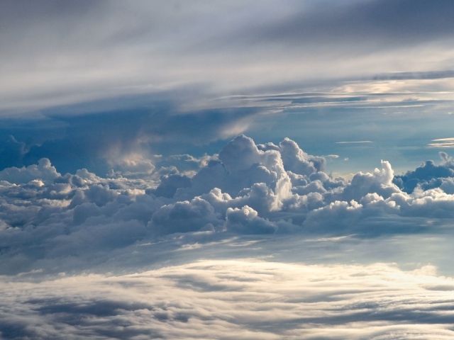 Густые белые облака в лучах солнца