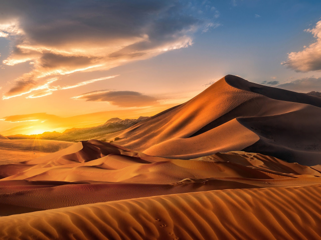 Песчаная дюна на закате солнца