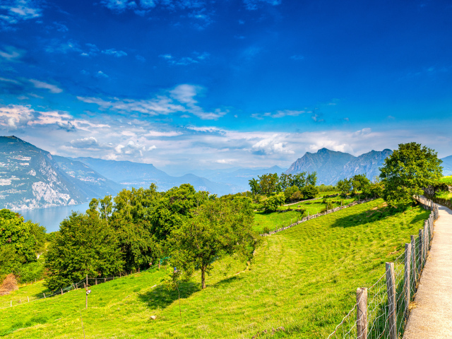Голубое небо над зелеными холмами и горами