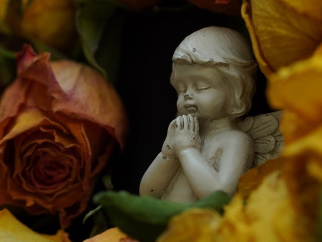 Статуэтка ангела с розами