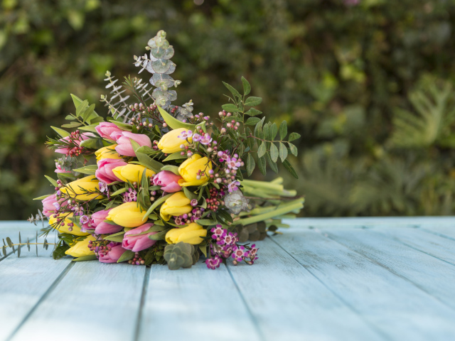 Красивый букет желтых и розовых тюльпанов