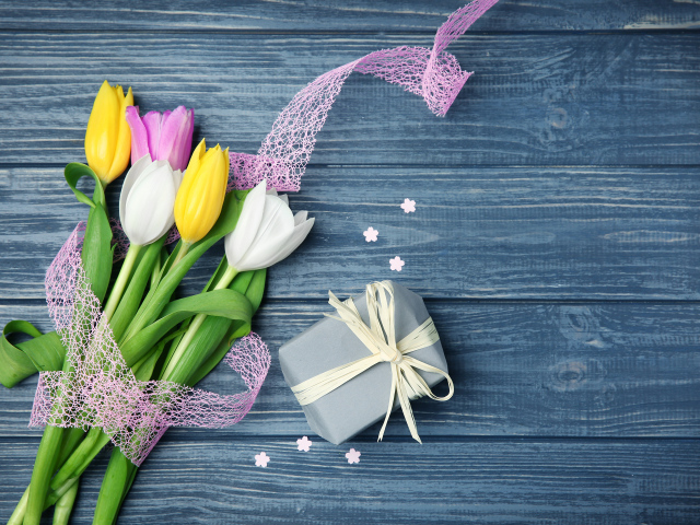 Букет разноцветных тюльпанов с лентой и подарком