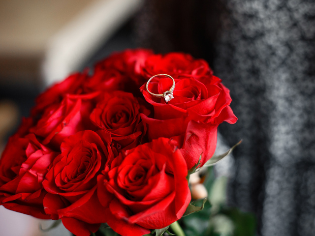 Букет красных роз с кольцом для любимой