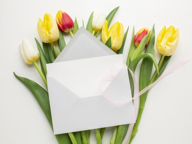 Букет тюльпанов с белым конвертом