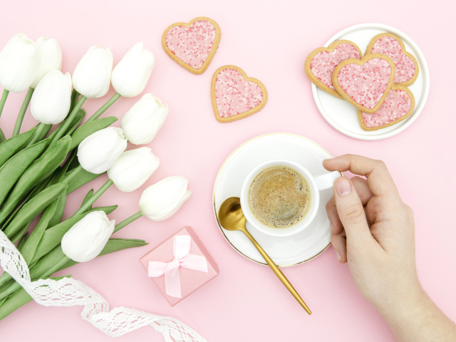 Букет белых тюльпанов с чашкой кофе и печеньем для любимой