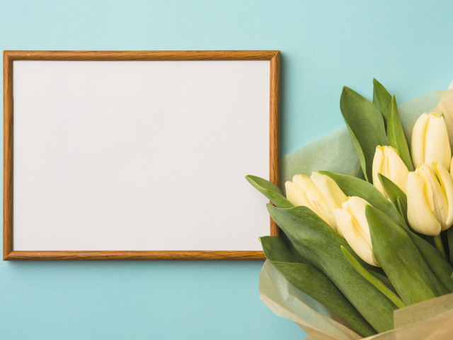 Букет желтых тюльпанов с рамкой на голубом фоне,  шаблон для открытки