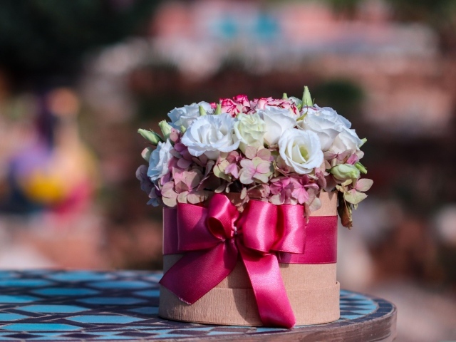 Букет с цветами розы и гортензии