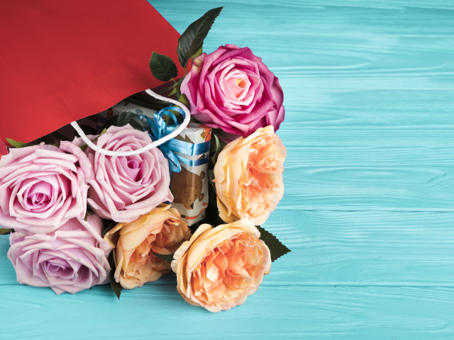 Розы в красном пакете на голубом фоне