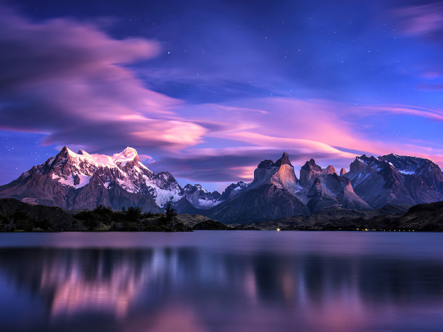Красивое фиолетовое небо над горами у озера