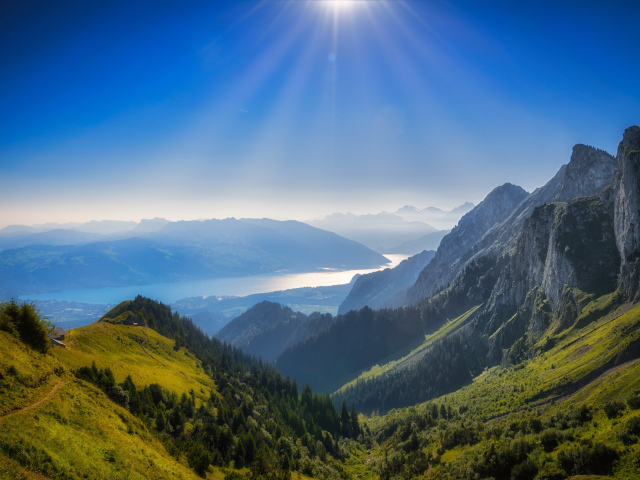 Красивый вид на Швейцарские Альпы в лучах солнца