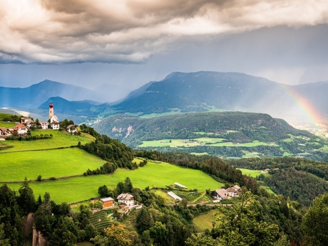 Дождь омывает покрытые зеленью горы