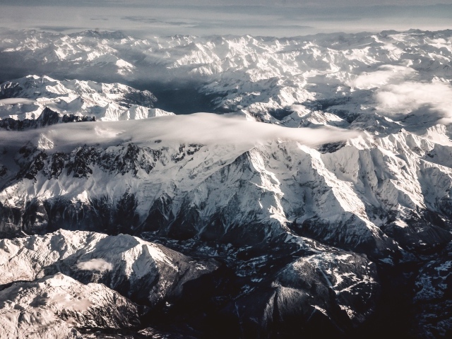 Вид на покрытые белым снегом горы