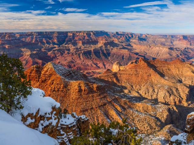 Вид на скалы Гранд-Каньон парка в лучах солнца