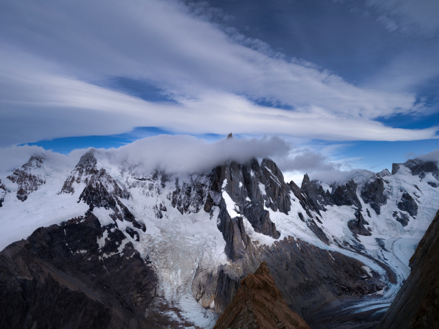 Белые облака над холодными заснеженными горами