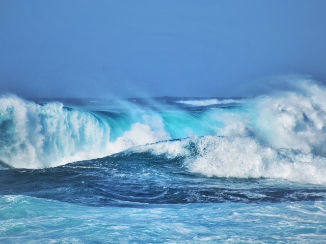 Большие белые волны в океане