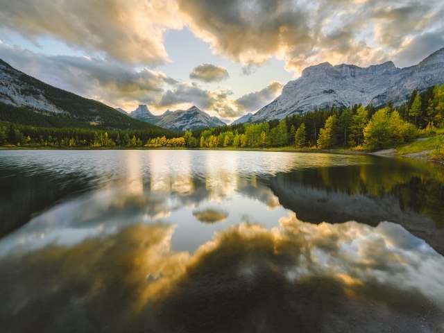 Темные облака отражаются в воде озера