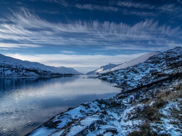 Озеро с покрытыми снегом горами под красивым небом