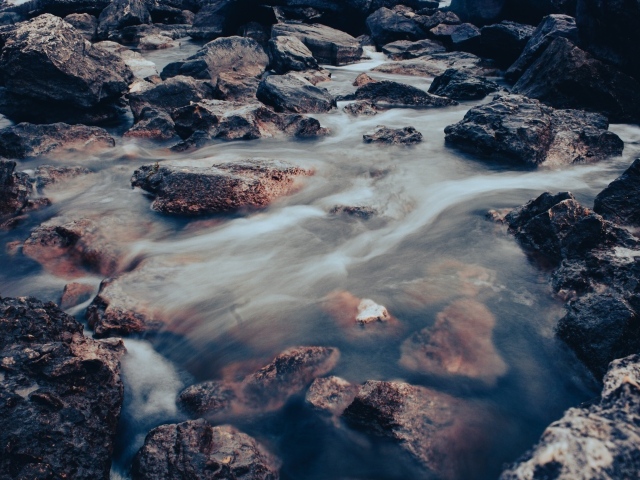 Много камней в быстрой горной реке