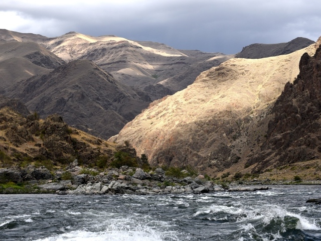 Река у горного массива