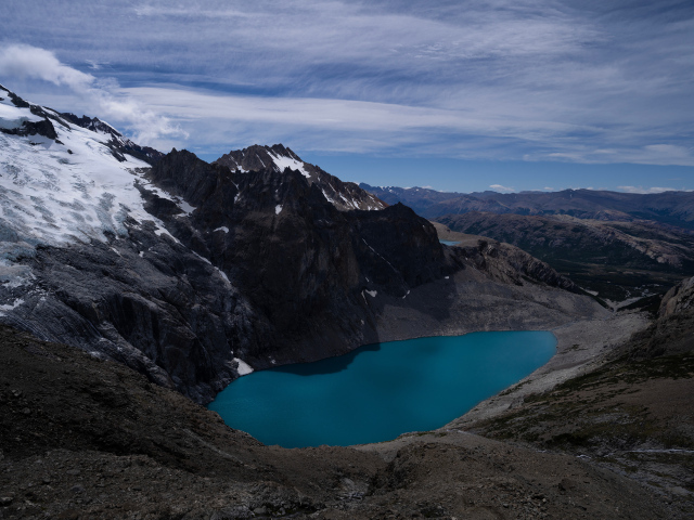 Вид на голубое горное озеро, Патагония. Аргентина