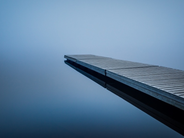 Деревянный мост у озера в тумане