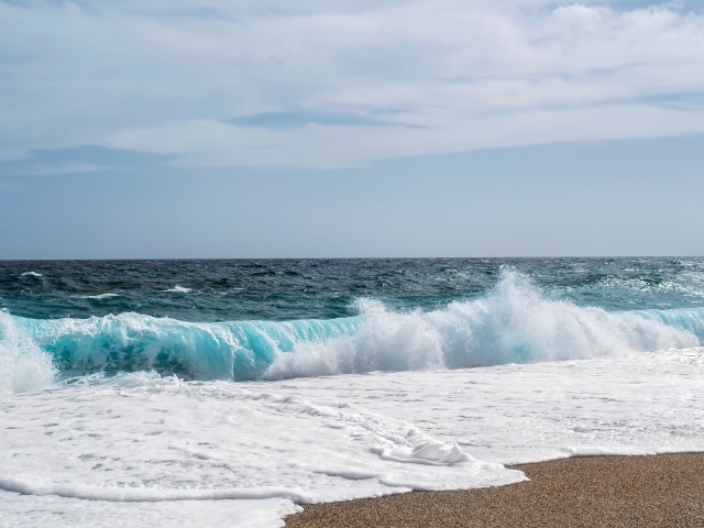 Голубые морские волны на берегу с пеной