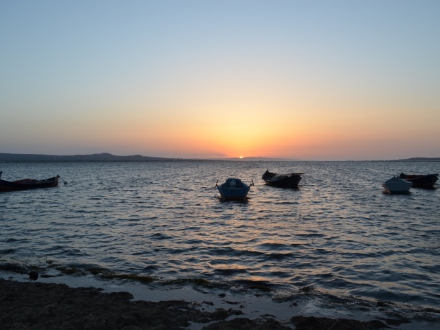 Лодки на морском побережье на закате