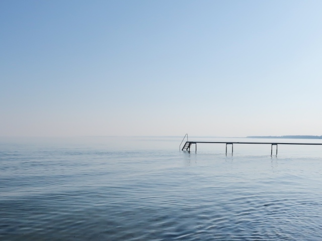 Мост в море в тумане