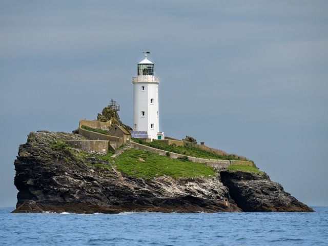 Маяк на острове в море