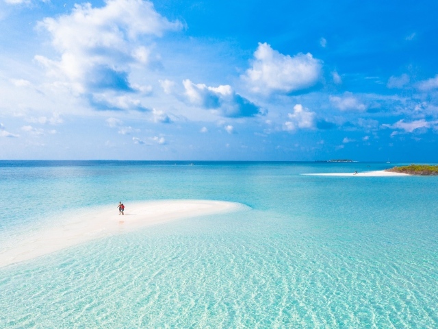 Низкое небо над голубой водой океана