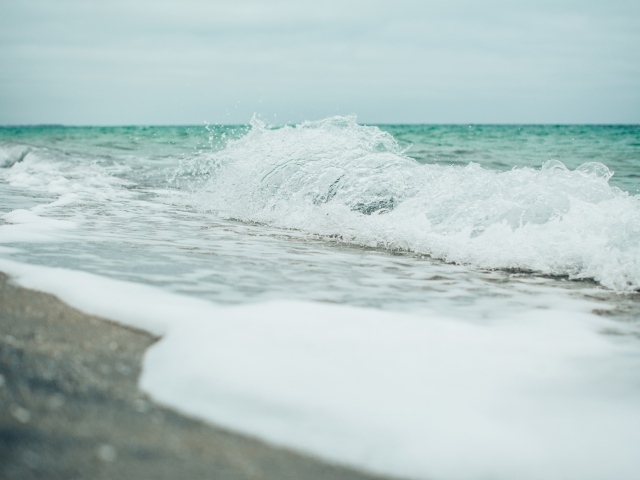 Белые волны в океане с зеленой водой