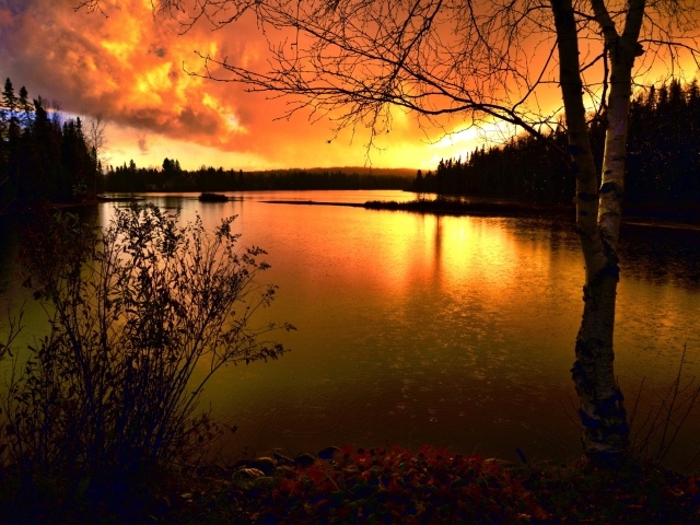 Спокойная гладь реки на закате солнца осенью 