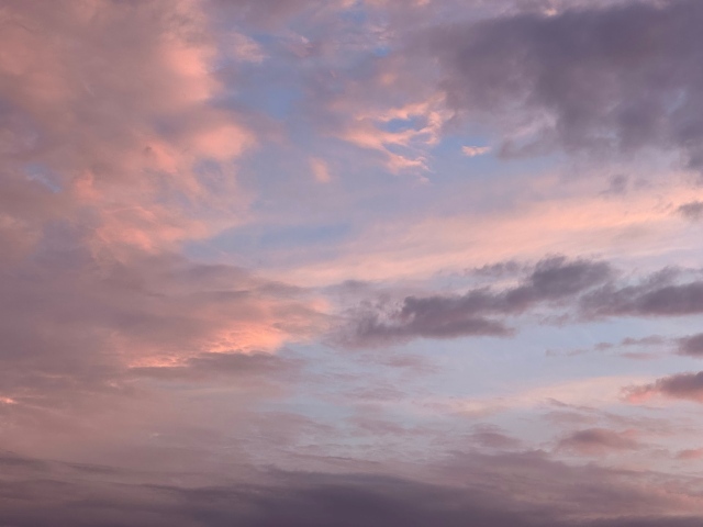 Серые облака в розовом небе на рассвете